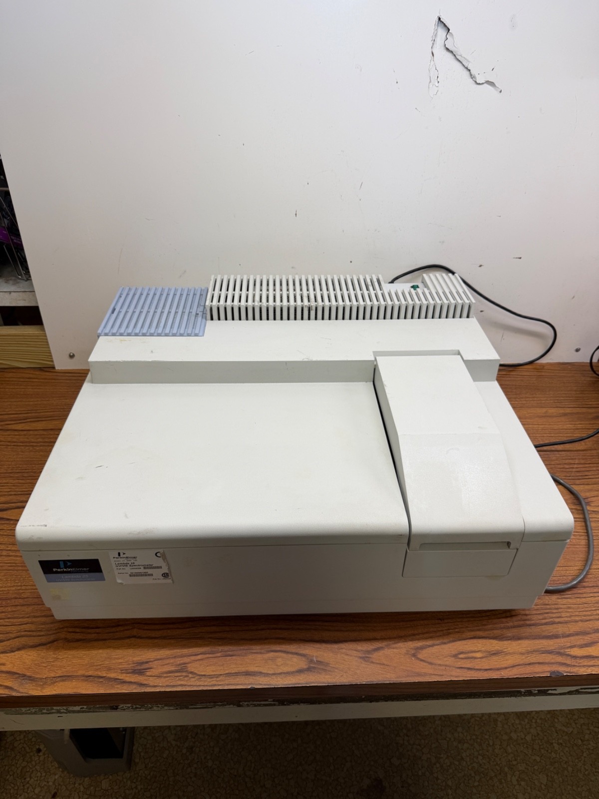 Perkin Elmer Lambda 25 UV/VIS Spectrometer