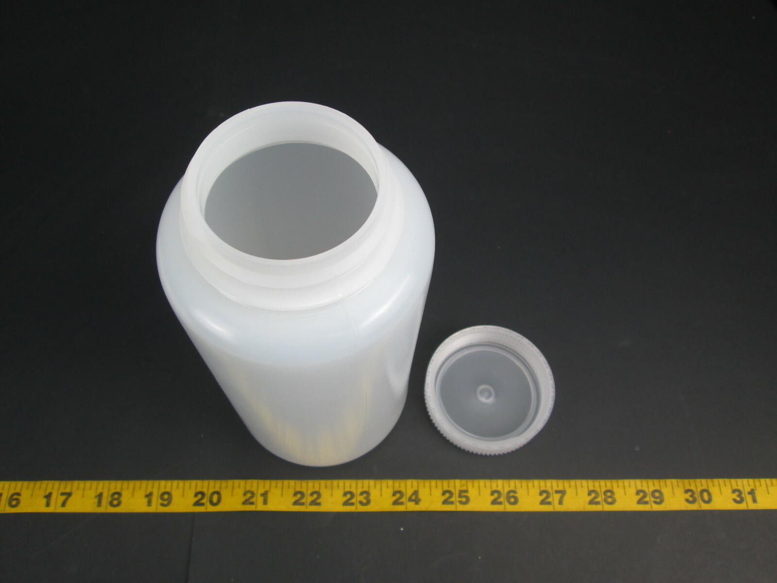New In Box Lot of 4 SturdeeSeal Plastic Bottles Jars w Lids 32oz 32 Ounces SKUC