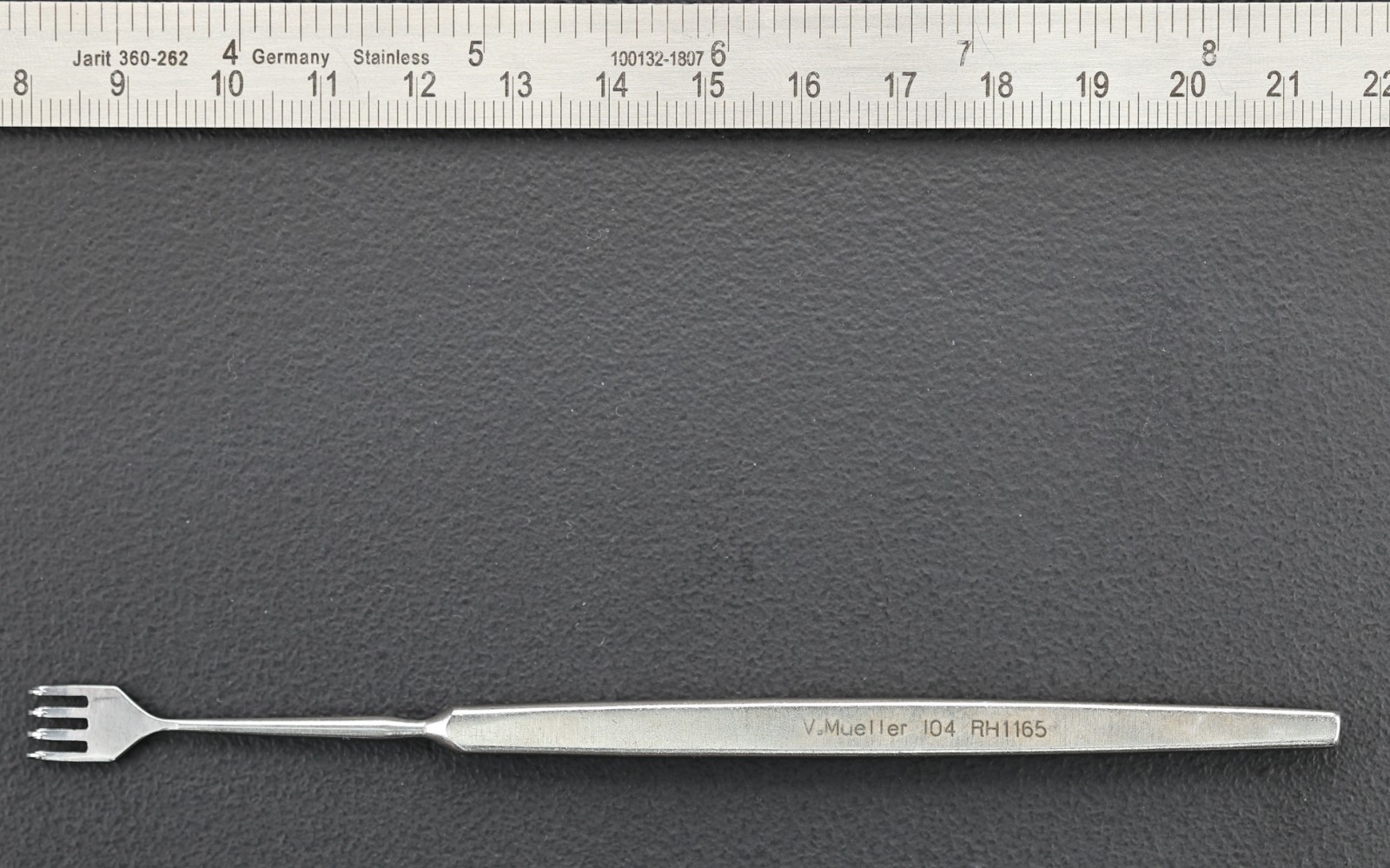 V Mueller RH1165 Peck Rake Retractor, 4 Sharp Prongs, Jaw 8.0 mm, 136 mm