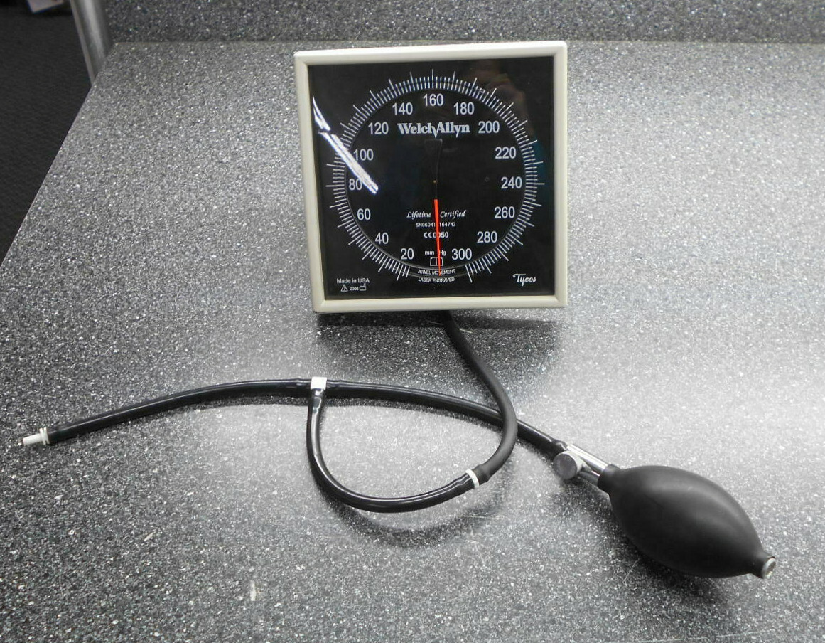 WELCH ALLYN TYCOS WALL MOUNT SPHYGMOMANOMETER GAUGE W/AIR RELEASE VALVE & BULB