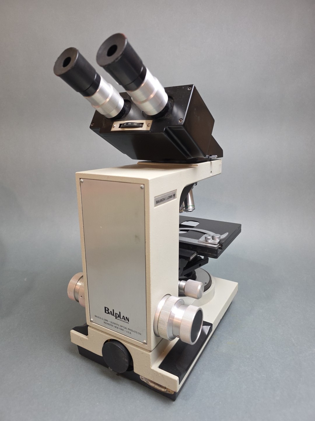 Bausch and Lomb Balplan Binocular Microscope – 5x 10x 40x 100x Objectives