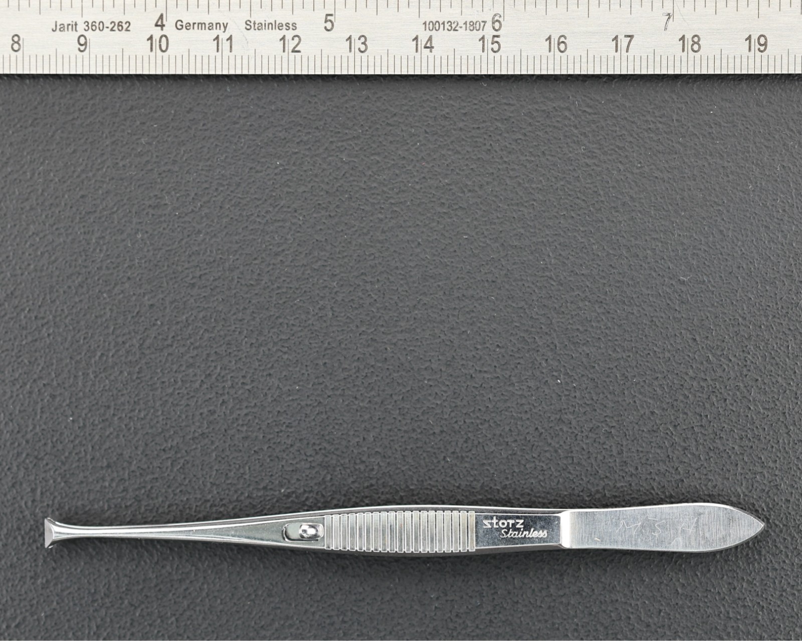 Storz E1572 Graefe Fixation Forceps, Wide 4.5mm Jaws w/ Fine Teeth, 108mm 4.3″