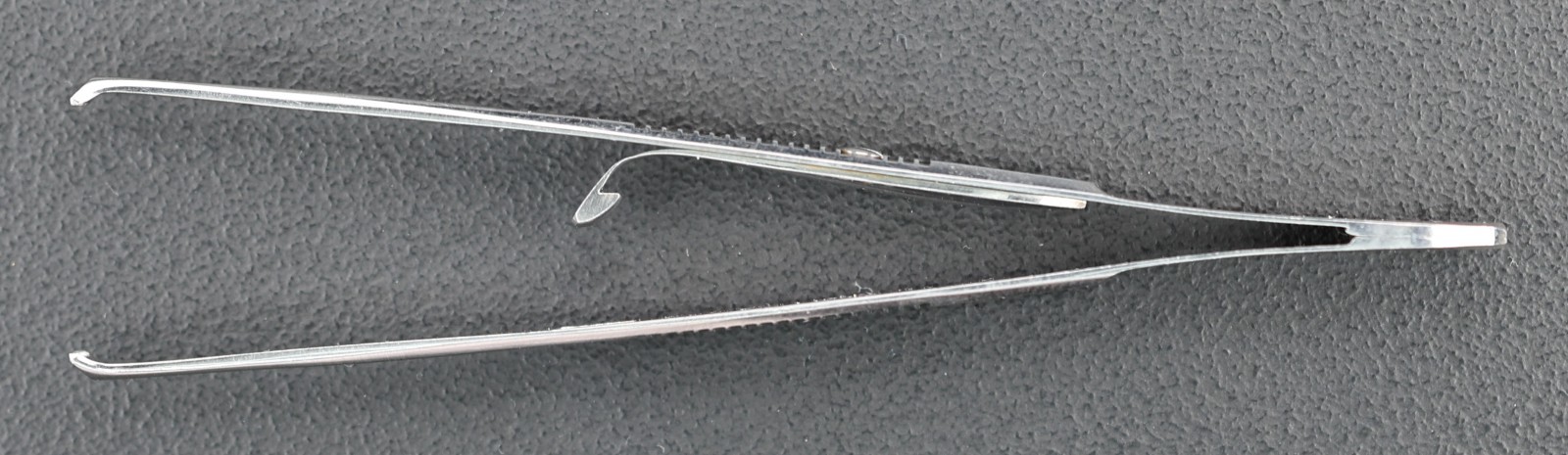 Storz E1572 Graefe Fixation Forceps, Wide 4.5mm Jaws w/ Fine Teeth, 108mm 4.3″