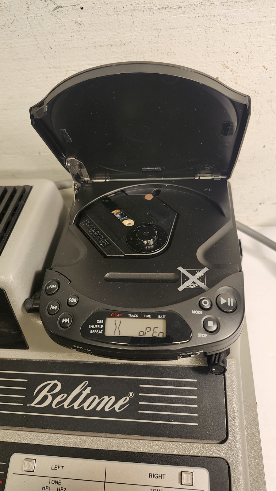 Beltone Master Hearing Audiometer L-211 W/ Headphones Mic Etc. Look