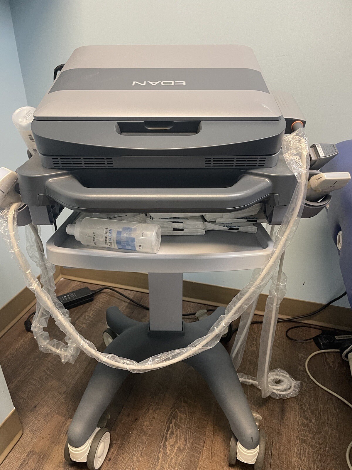 The Acclarix AX7 ultrasound machine 5 years old (only used 7 times)