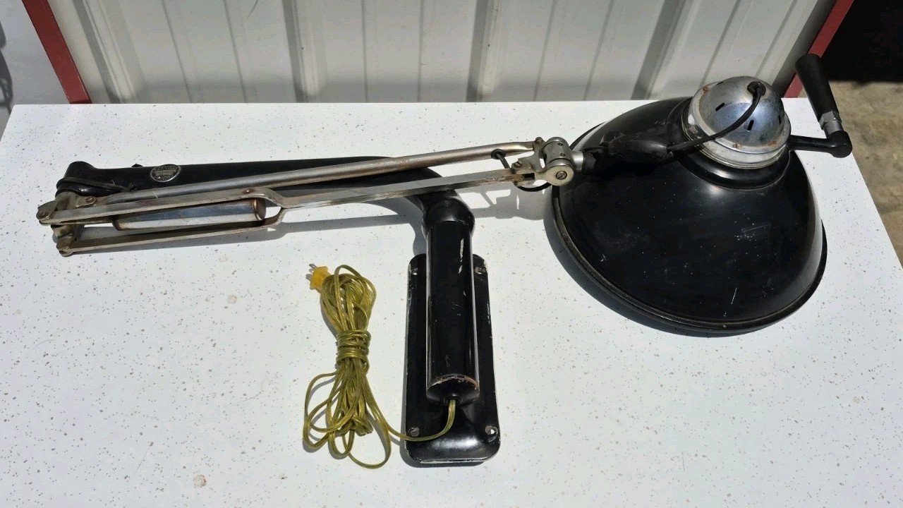 Pelton E&O Dental Exam Operating Light Vintage W/Wall Mount And Adjustable Arm