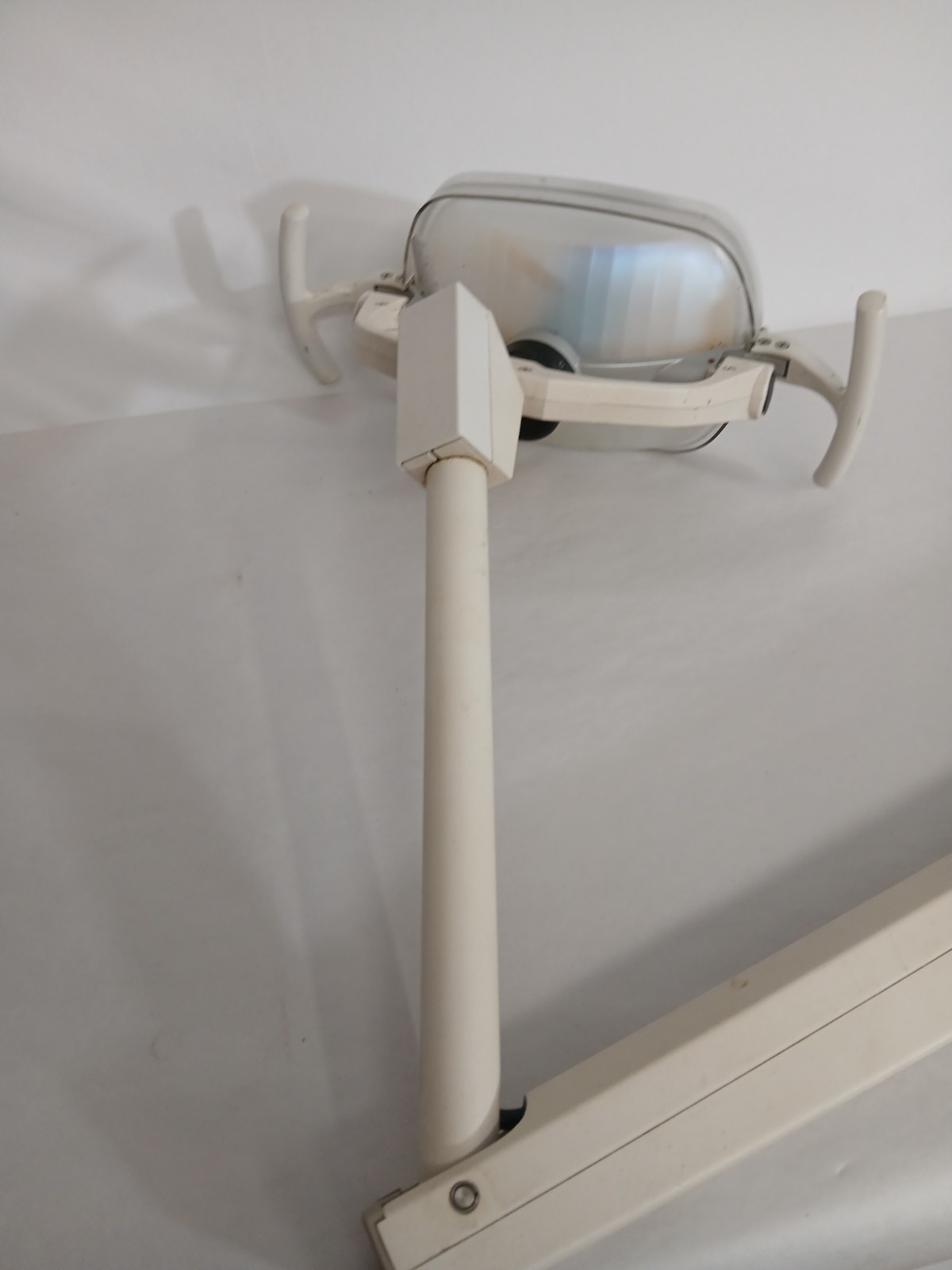 A-dec Dental Operatory Exam Light with Articulating Arm 44129 – TESTED