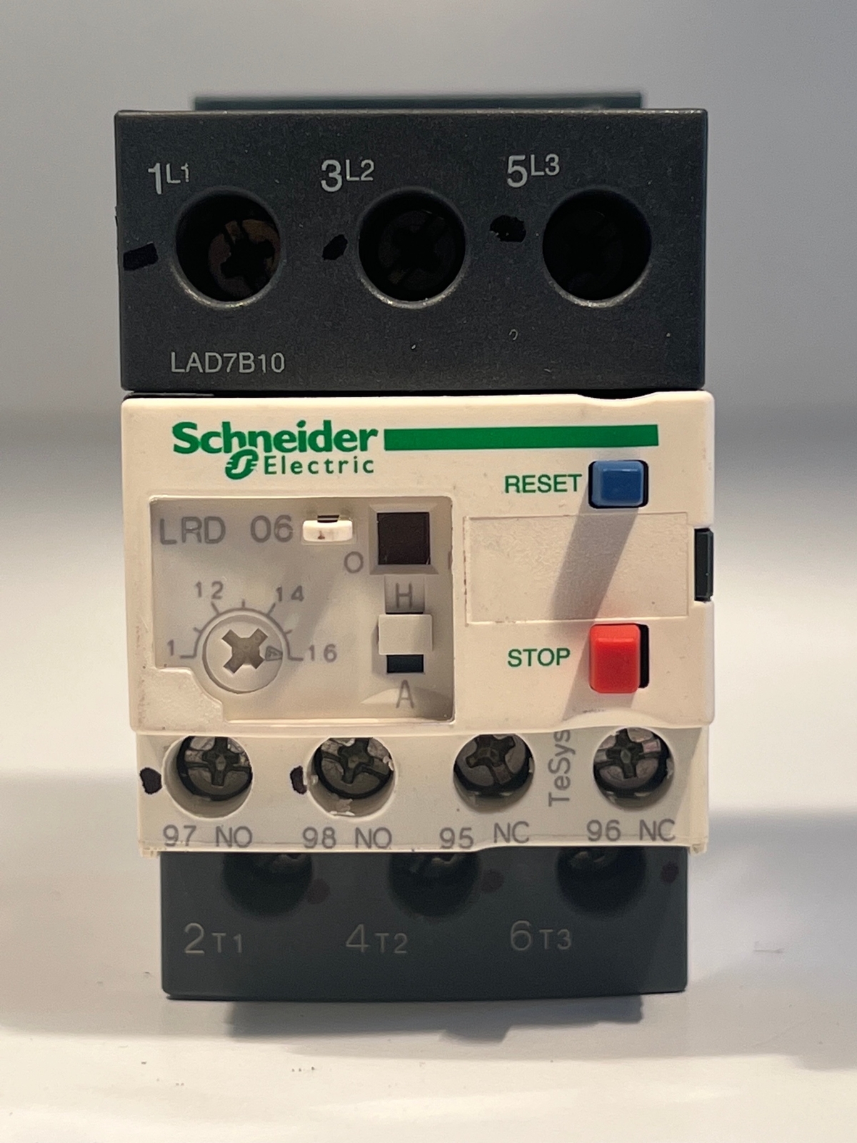 ONE (1) SCHNEIDER LRD06 Overload Relay w/ SQUARE D LAD7B10 Base Mount Block