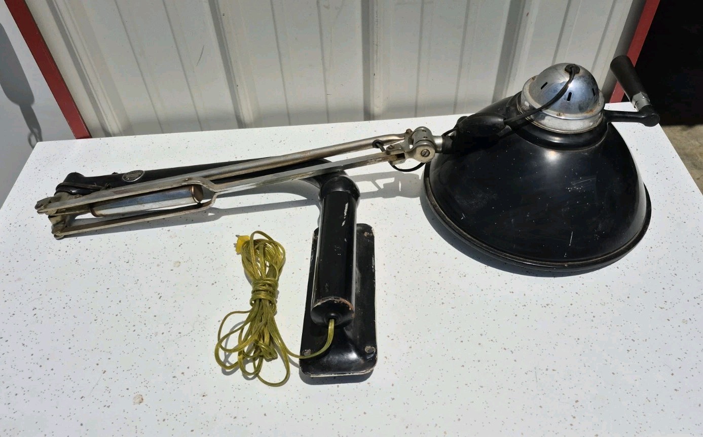 Pelton E&O Dental Exam Operating Light Vintage W/Wall Mount And Adjustable Arm