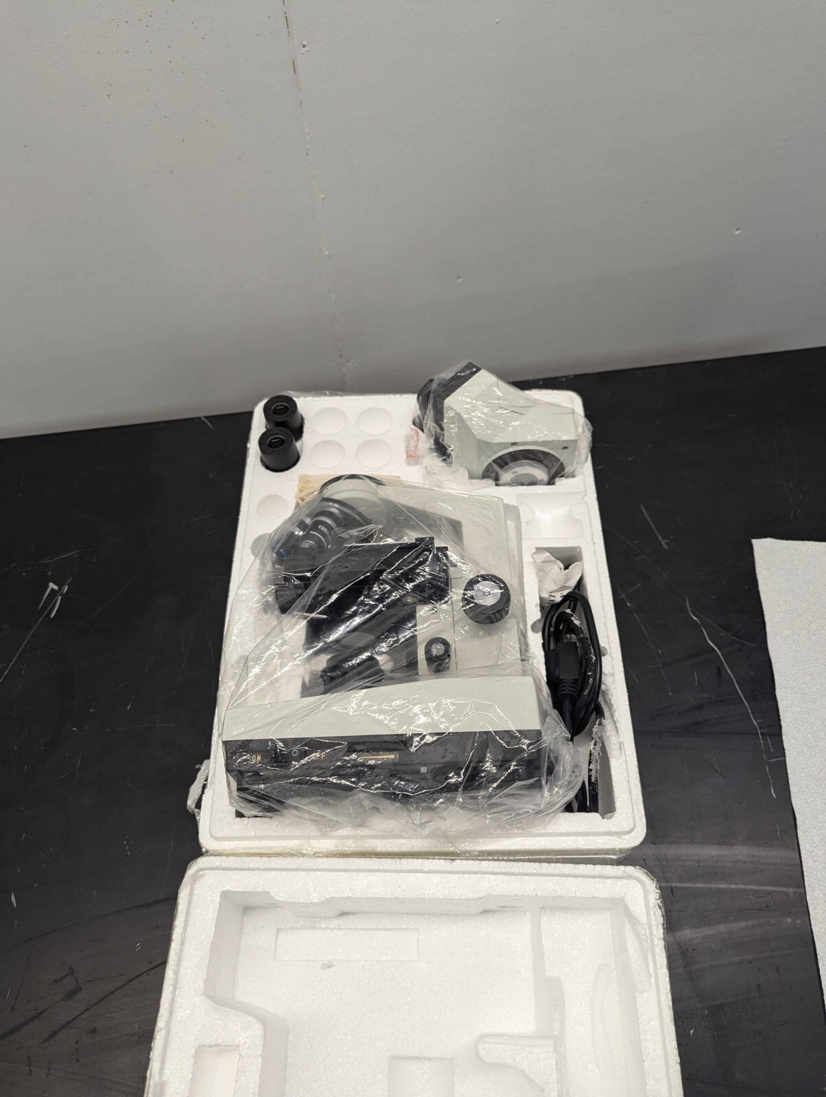 VanGuard Clinical Microscope 1113AML with 4 objectives.