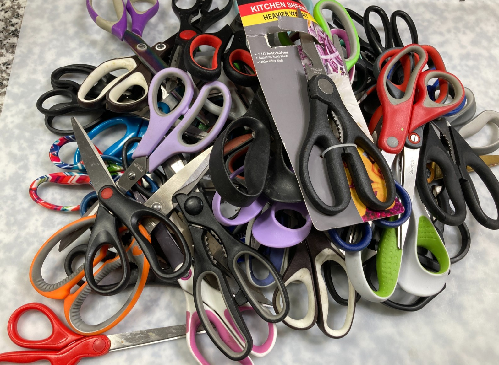 LOT OF 50 SCISSORS ASSORTED STYLES COLORS TSA CONFISCATED (A) FREE SHIPPING