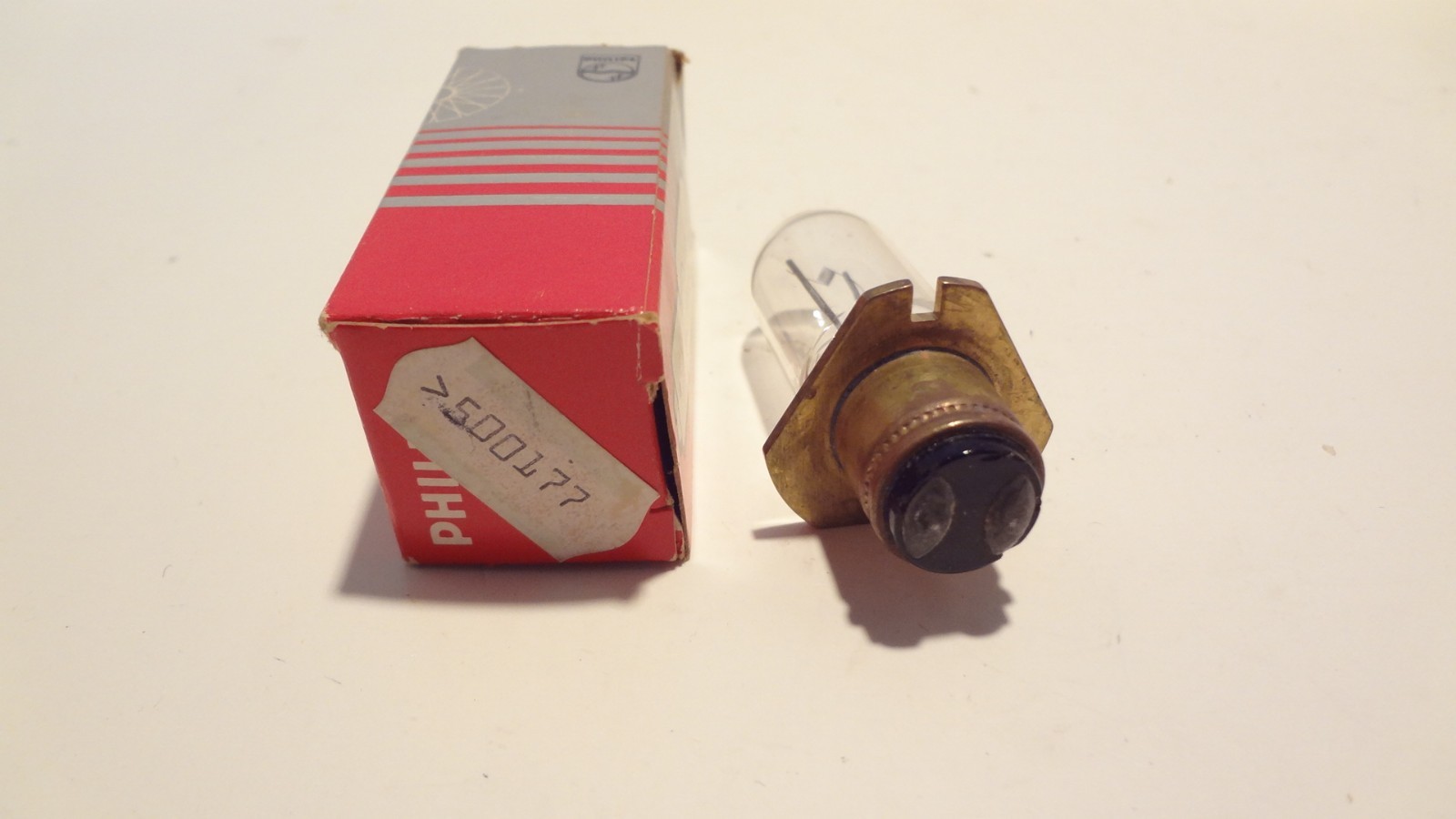 LEITZ LEICA 6 VOLT 15 WATT BULB #500177 TRIANGULAR PREFOCUSED FLANGE MOUNT