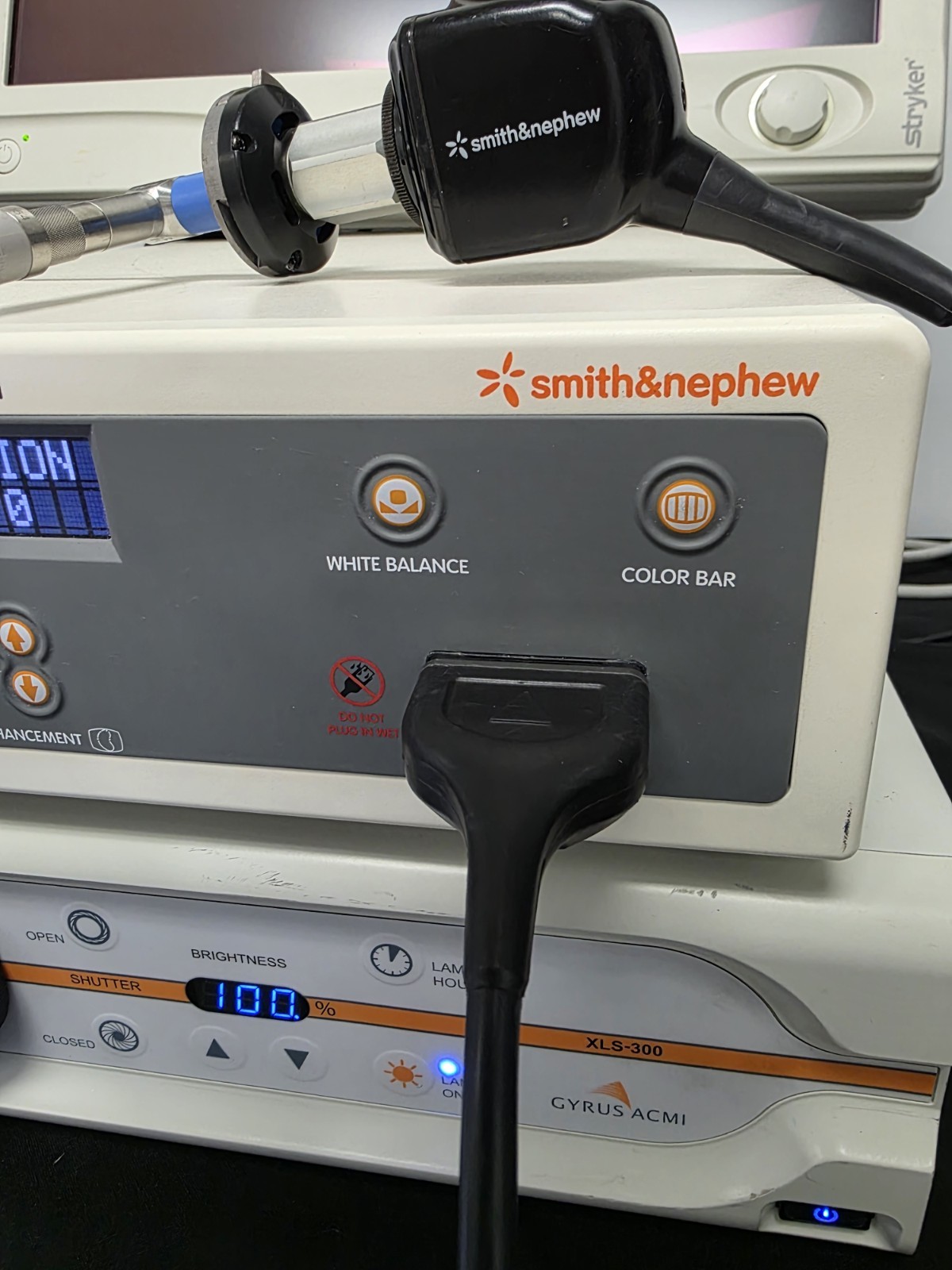 Smith & Nephew 560P HD Camera System w/ Light Source, 21″ Monitor & Scope (GOOD)