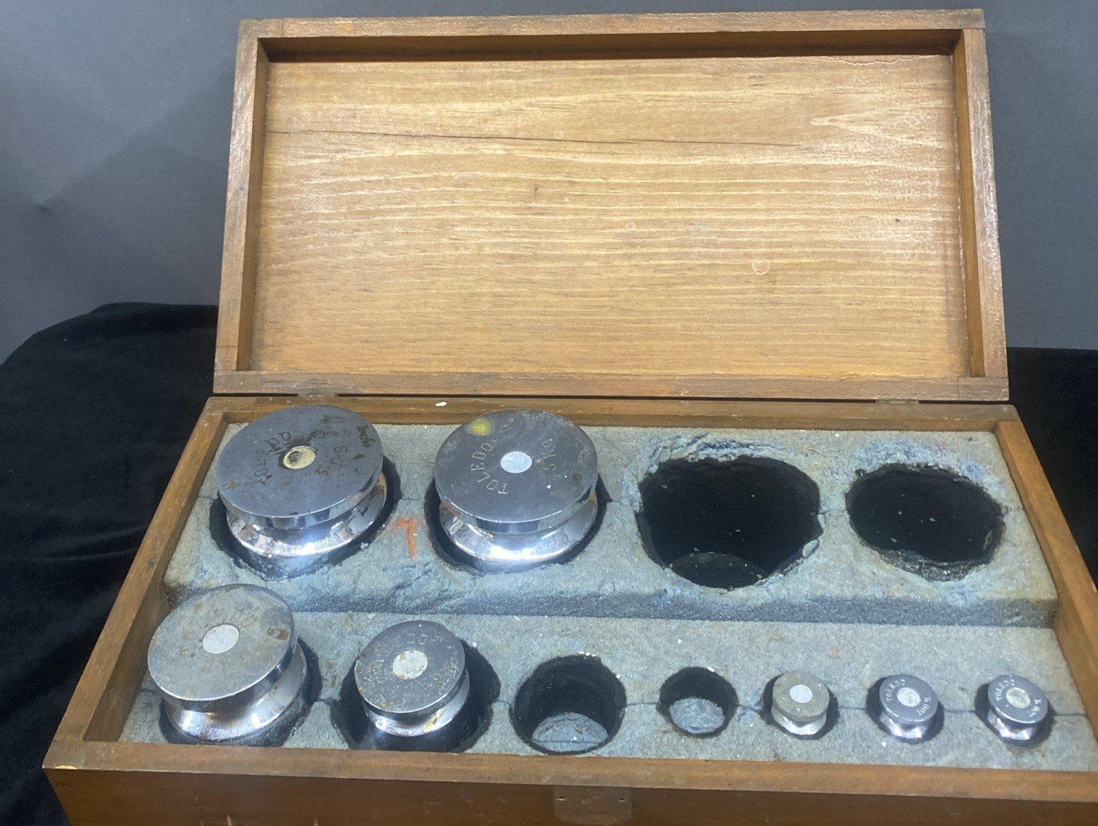 Mettler Toledo Weight Set Of (2)5kg (1)2Kg (1)1 Kg (3)100G In Wooden Box