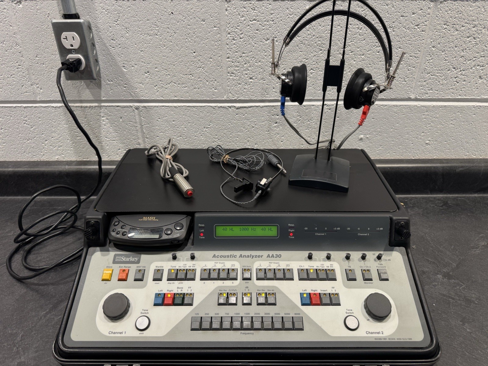 Starkey AA30 Portable 2 Channel Audiometer Complete w/ NEW Calibration Cert.