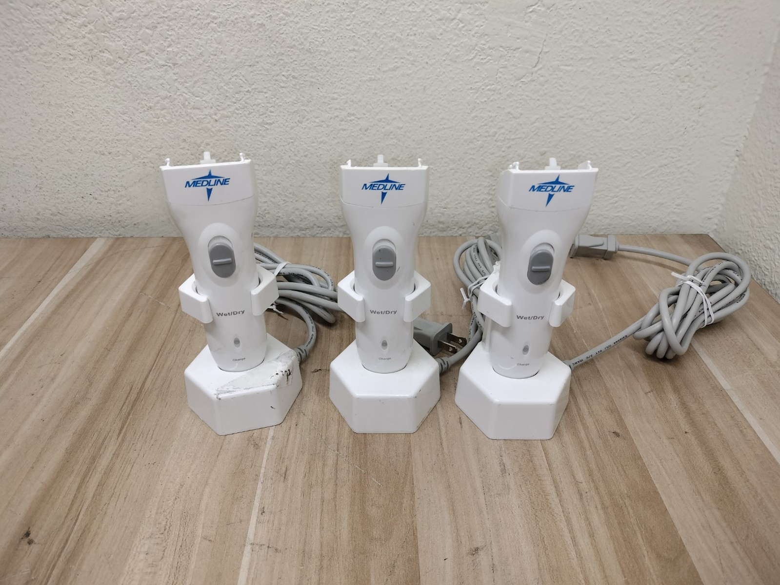 LOT OF 3 – Medline DYND70800 Surgical Clipper Charger & 3x DYND70800 Clippers
