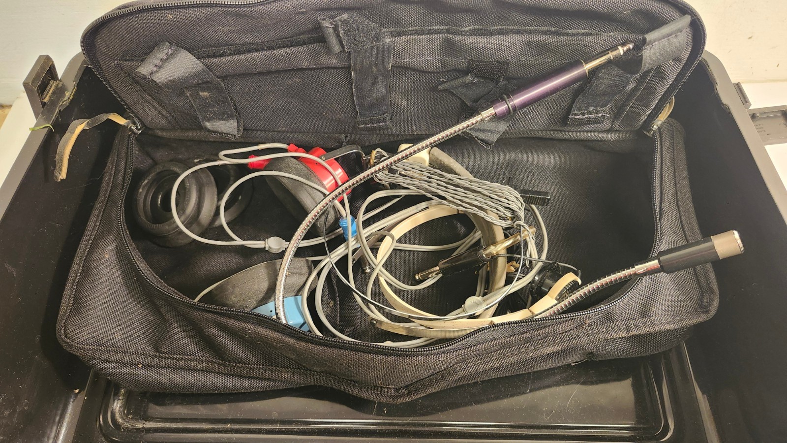 Beltone Master Hearing Audiometer L-211 W/ Headphones Mic Etc. Look