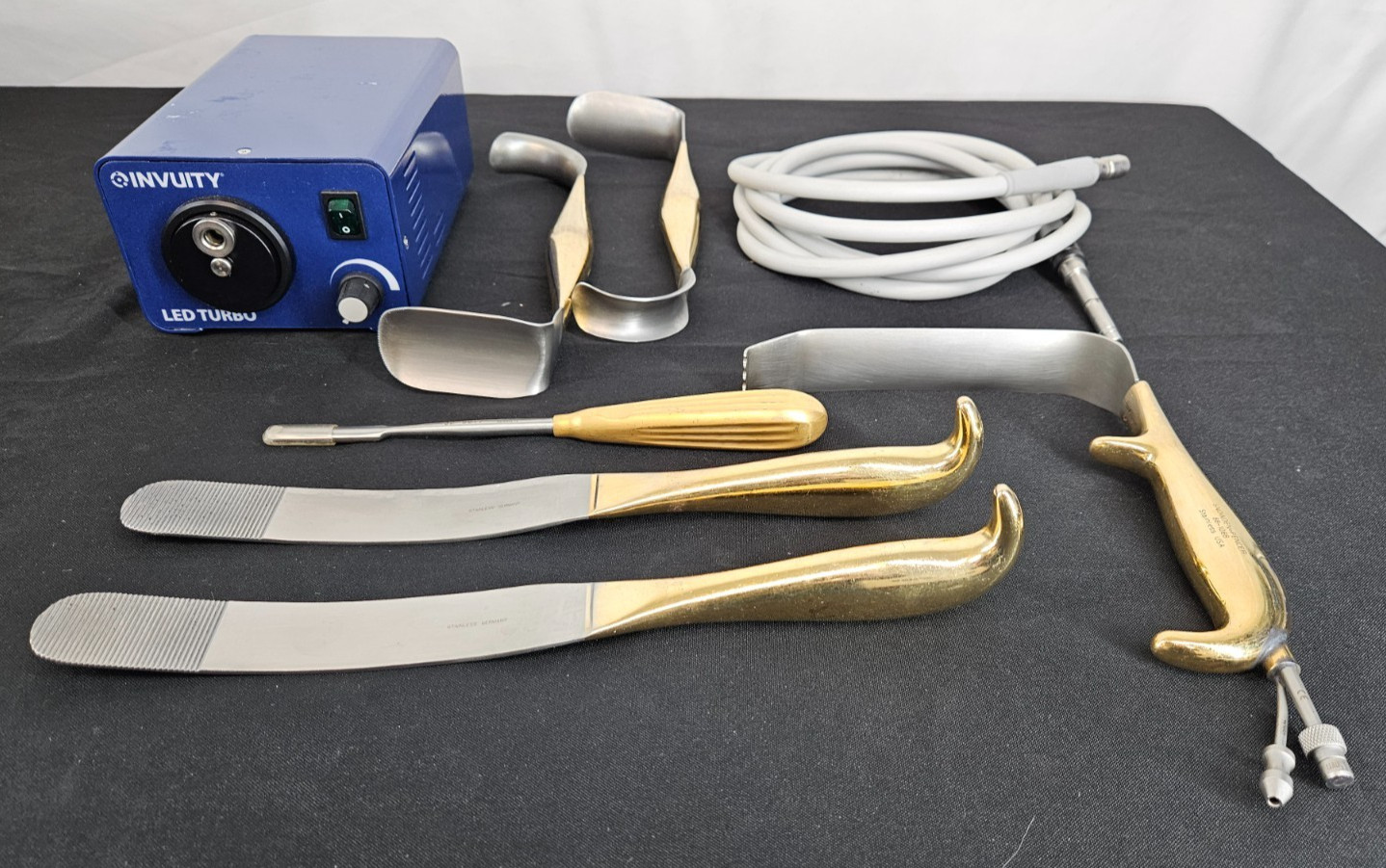 Snowden Pencer breast retractors with LED light source and light cable